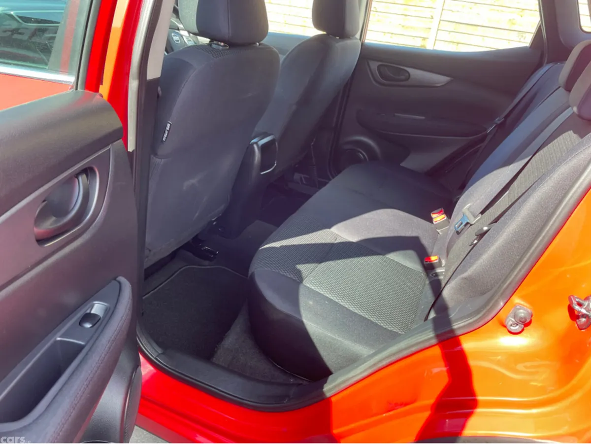 Nissan Qashqai MPV, Petrol, 2016, Red