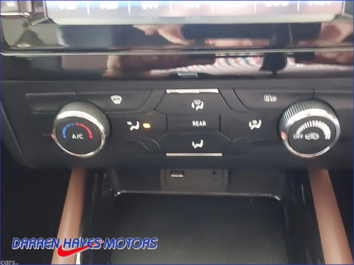 DFSK Glory 580 MPV, Petrol, 2023, White