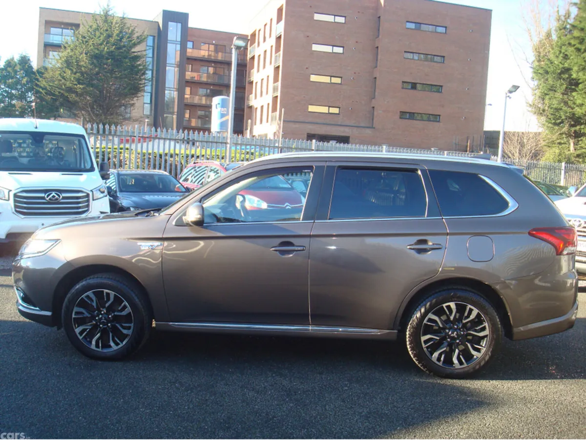 Mitsubishi Outlander Estate, Petrol Plug-in Hybrid, 2016, Brown