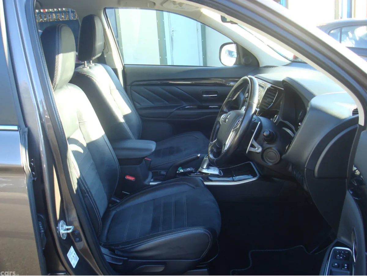 Mitsubishi Outlander Estate, Petrol Plug-in Hybrid, 2016, Brown