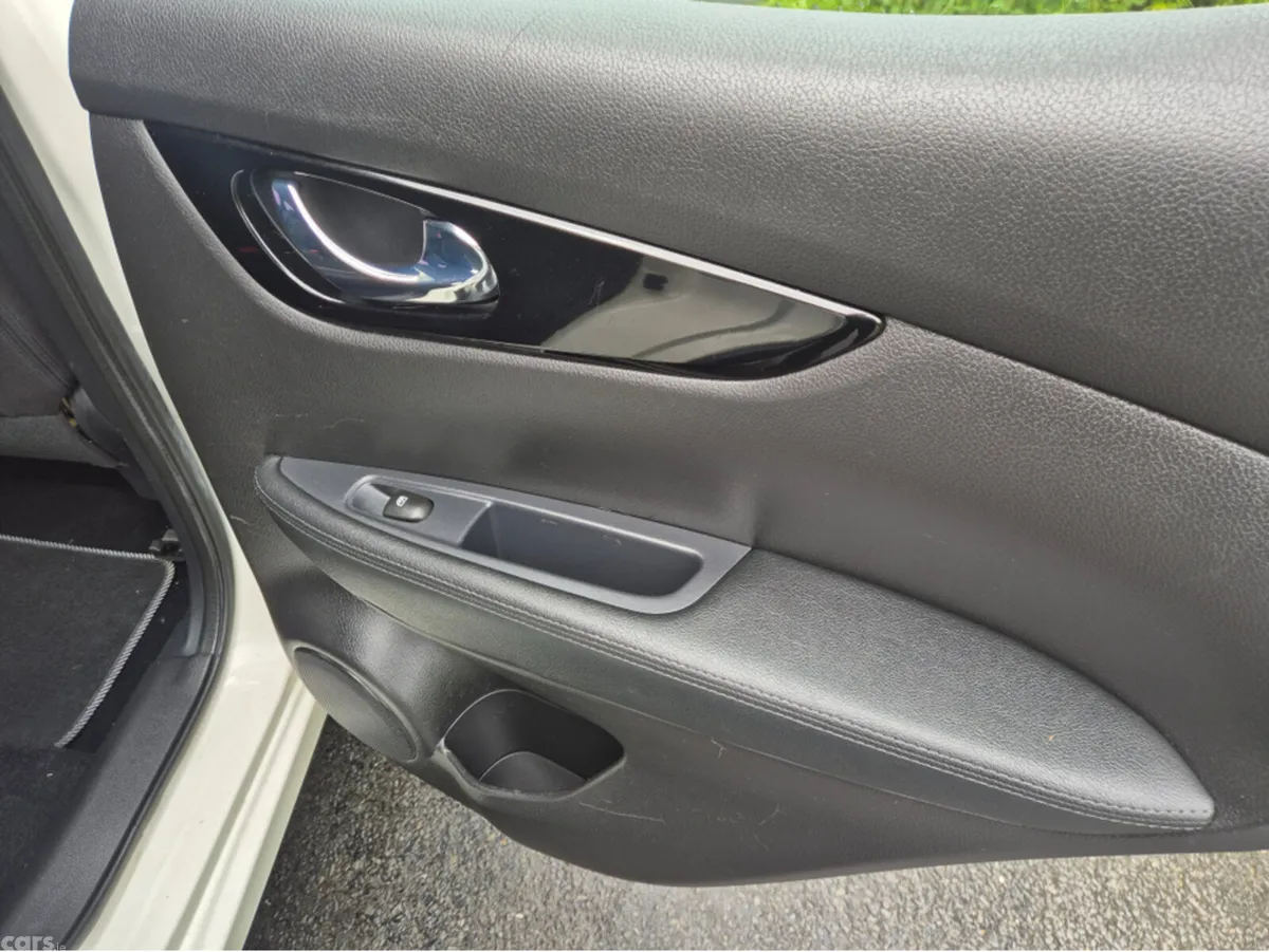 Nissan Qashqai Hatchback, Diesel, 2019, White