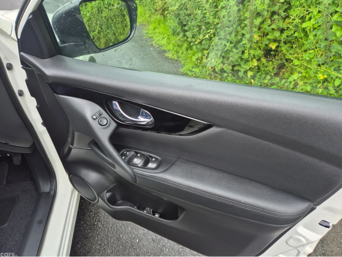 Nissan Qashqai Hatchback, Diesel, 2019, White