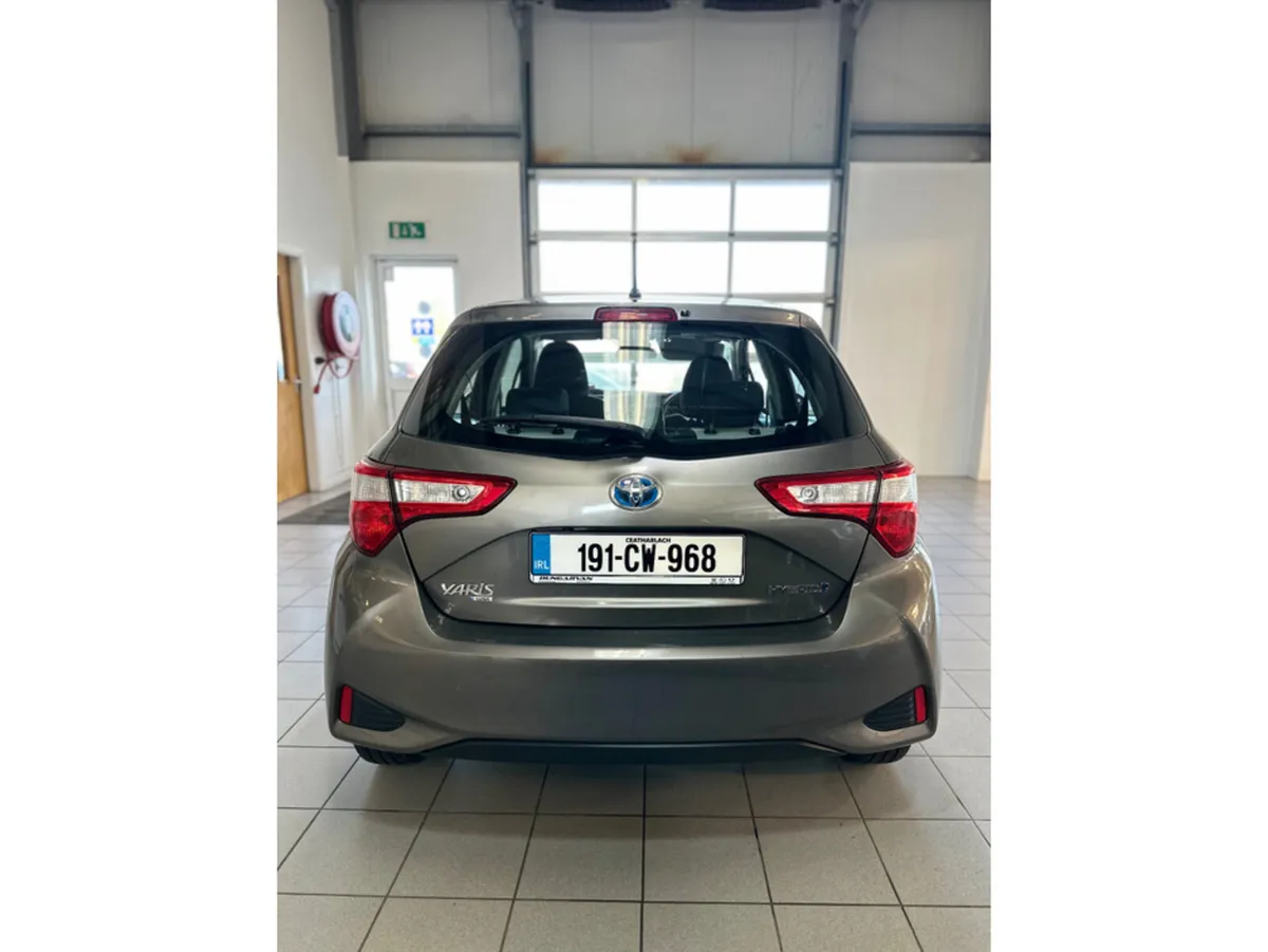 Toyota Yaris Hatchback, Petrol Hybrid, 2019, Grey
