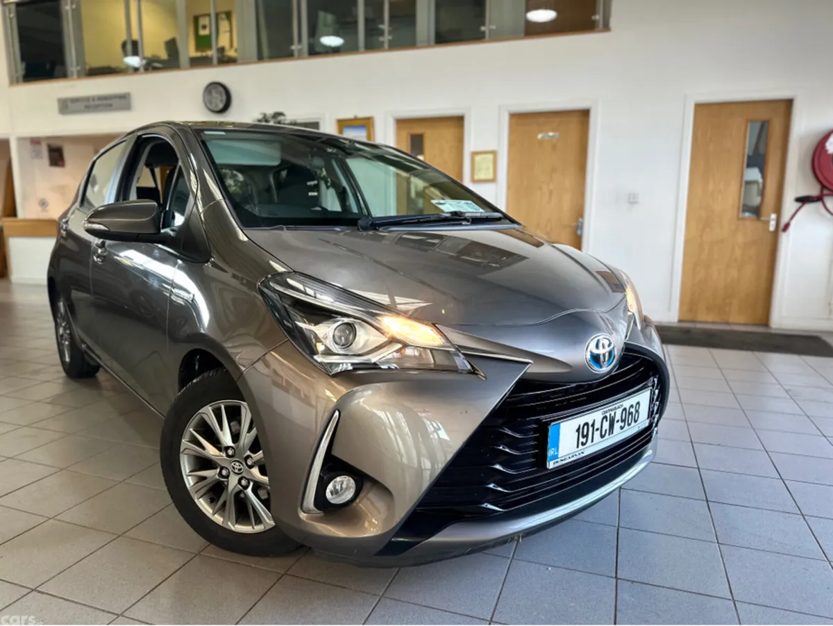 Toyota Yaris Hatchback, Petrol Hybrid, 2019, Grey