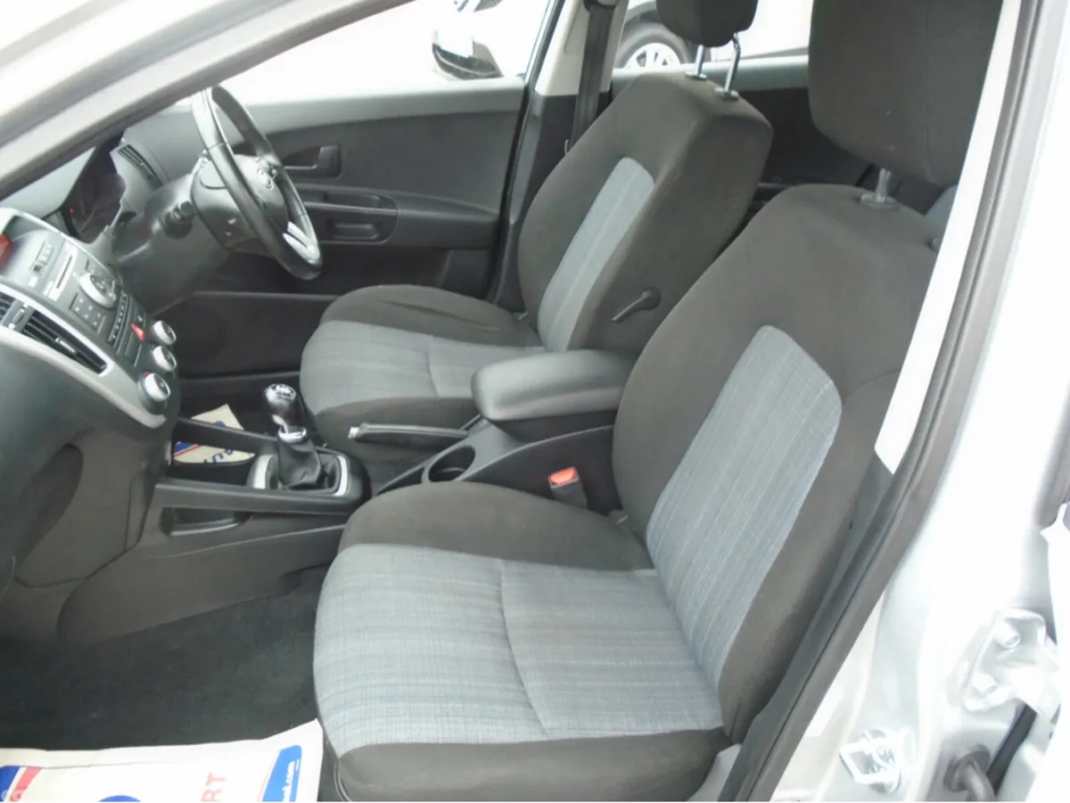 Kia Ceed Hatchback, Diesel, 2010, Silver