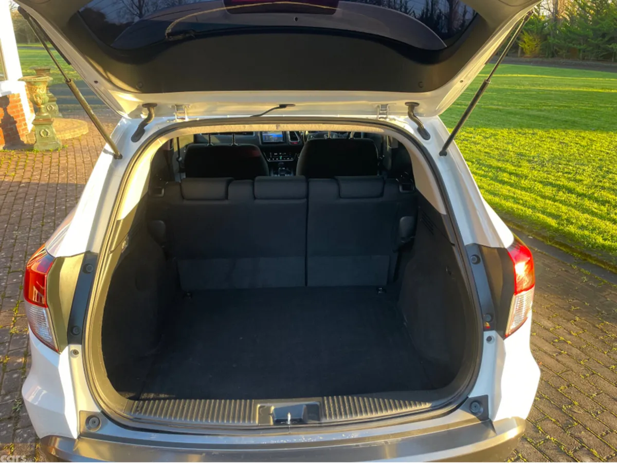 Honda Vezel MPV, Petrol Hybrid, 2015, White