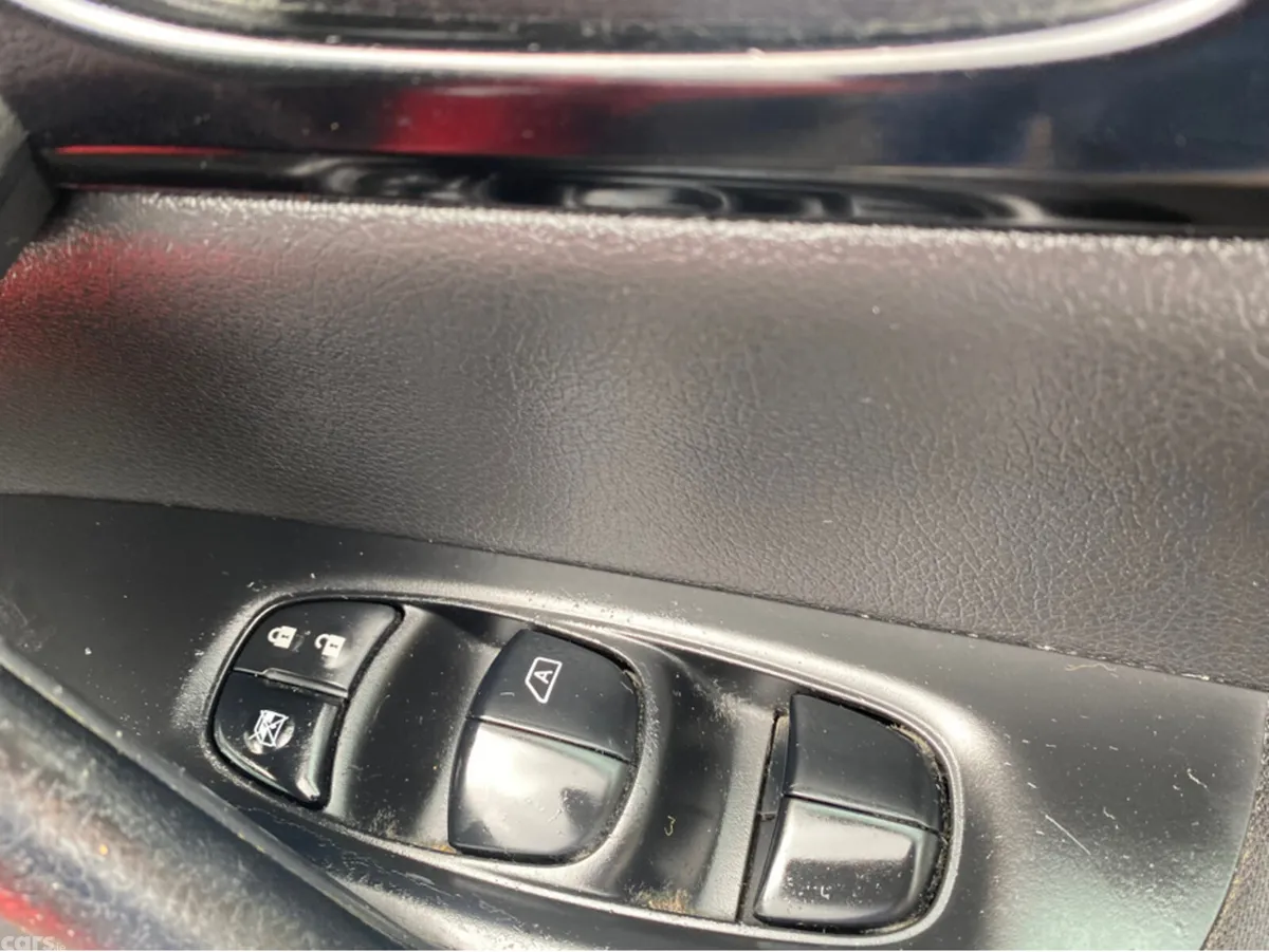 Nissan Qashqai Hatchback, Diesel, 2016, Red