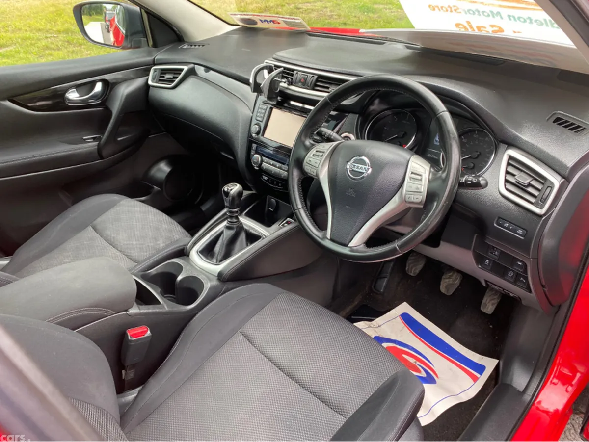 Nissan Qashqai Hatchback, Diesel, 2016, Red