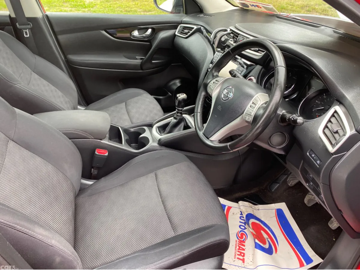 Nissan Qashqai Hatchback, Diesel, 2016, Red