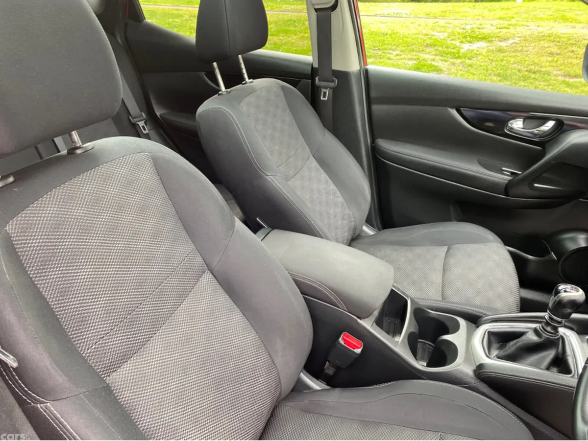 Nissan Qashqai Hatchback, Diesel, 2016, Red