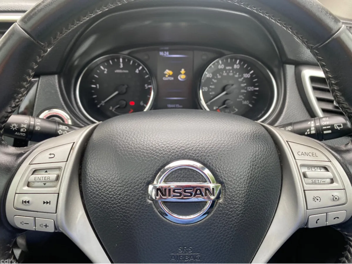 Nissan Qashqai Hatchback, Diesel, 2016, Red