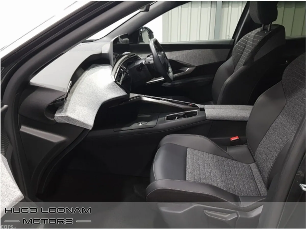 Peugeot 5008 MPV, Petrol, 2025, Grey