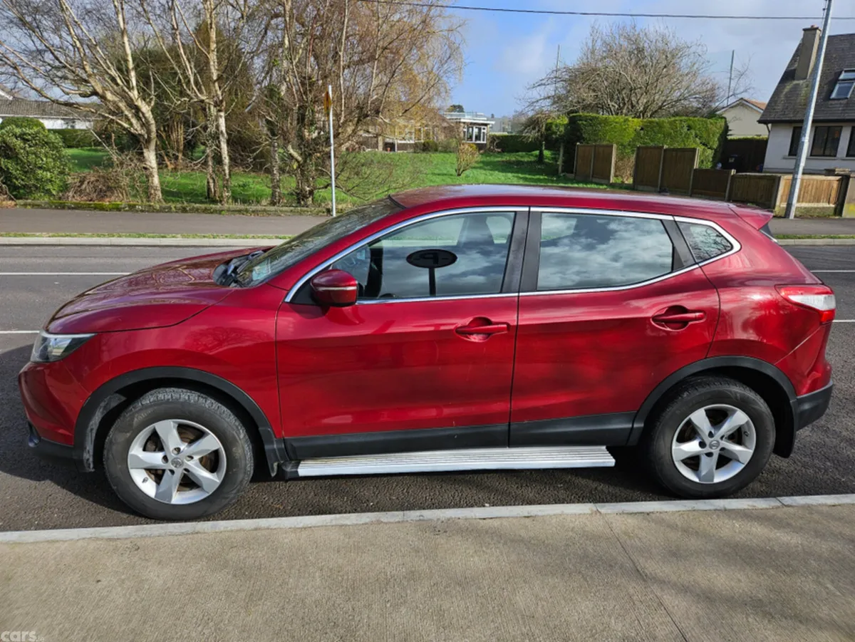 Nissan Qashqai MPV, Petrol, 2014, Red