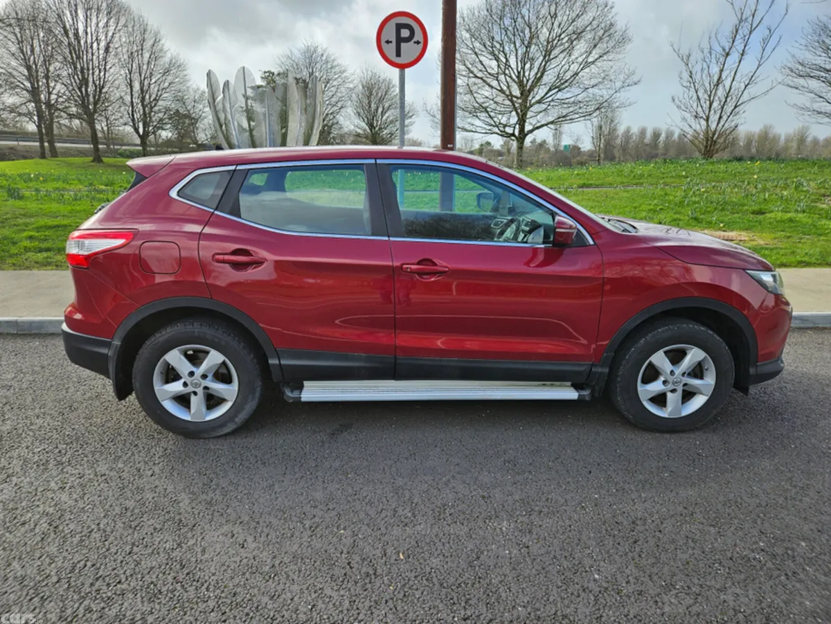 Nissan Qashqai MPV, Petrol, 2014, Red