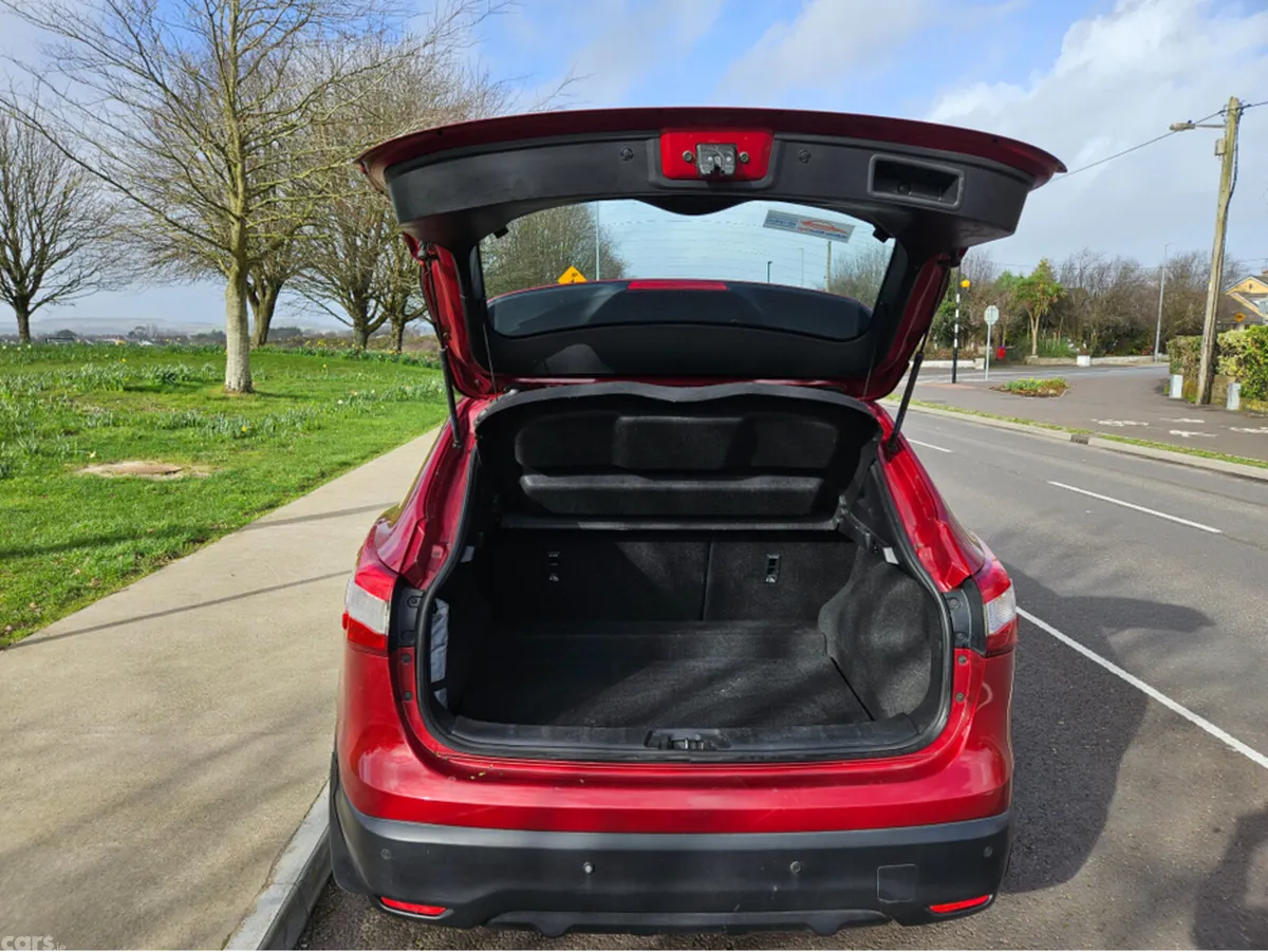 Nissan Qashqai MPV, Petrol, 2014, Red
