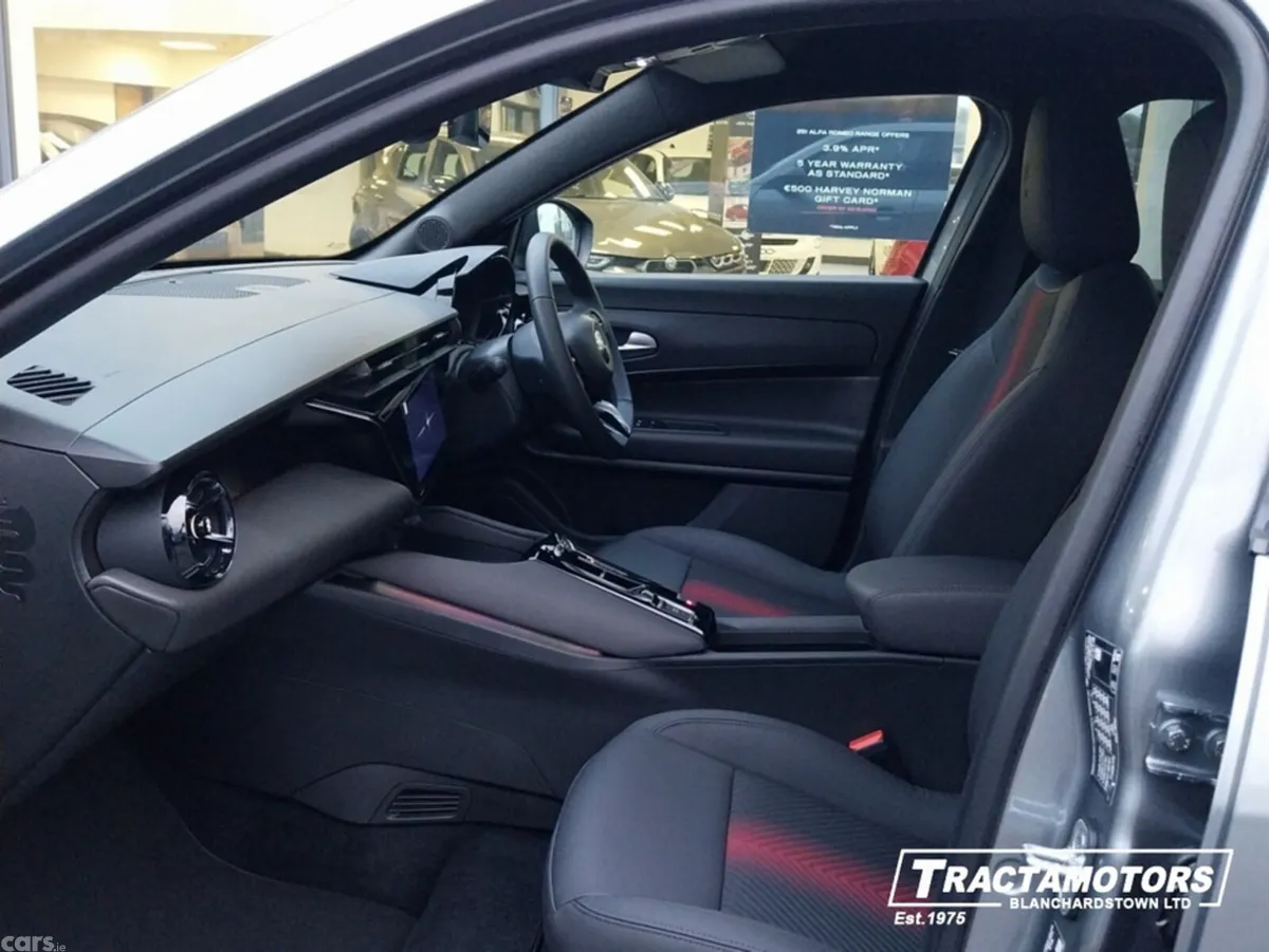 Alfa Romeo Junior Hatchback, Electric, 2025, Grey