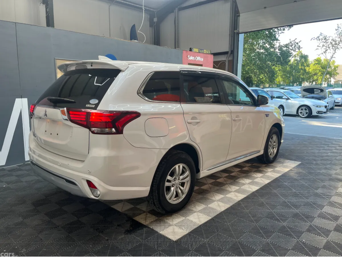 Mitsubishi Outlander SUV, Petrol Plug-in Hybrid, 2020, White