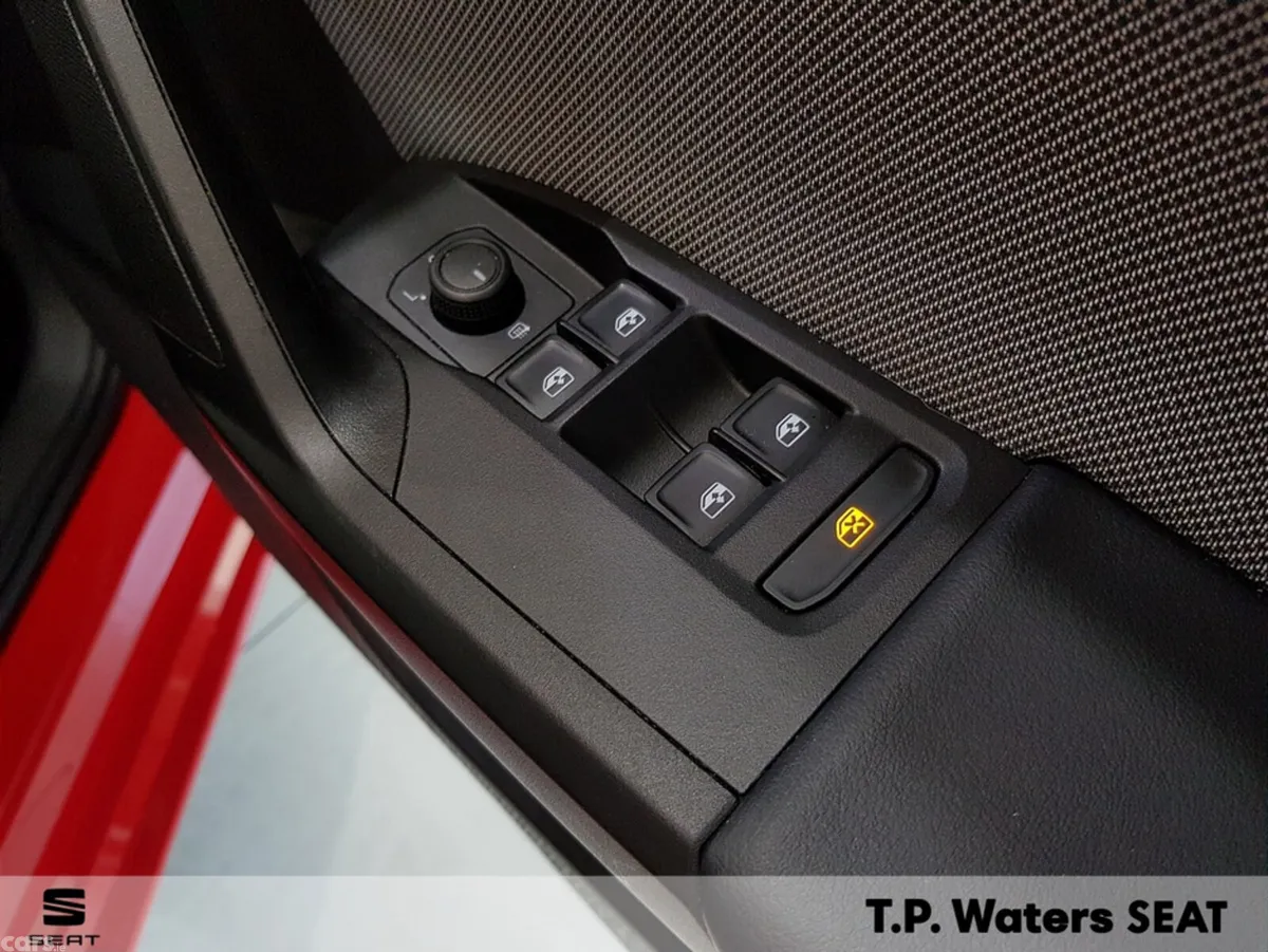 SEAT Leon Hatchback, Petrol, 2022, Red