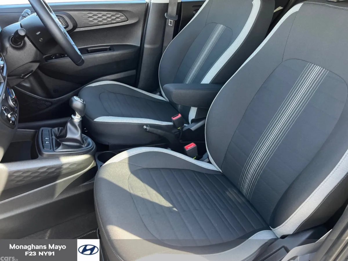 Hyundai i10 Hatchback, Petrol, 2022, White