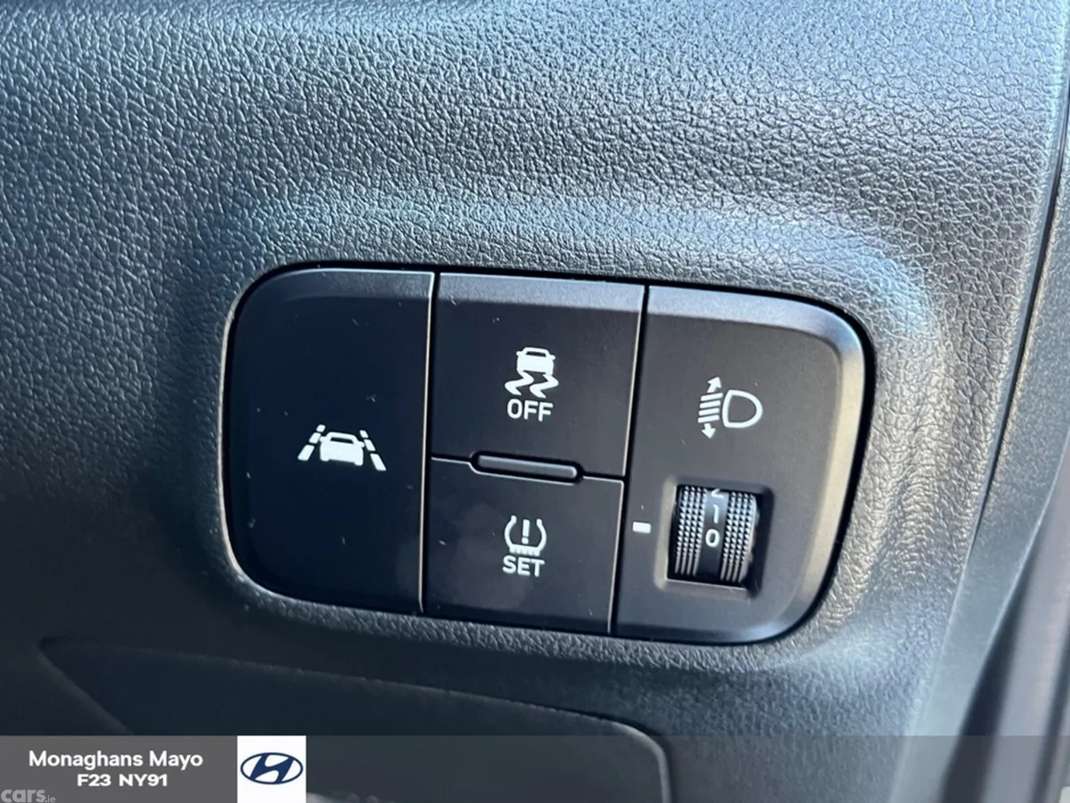 Hyundai i10 Hatchback, Petrol, 2022, White