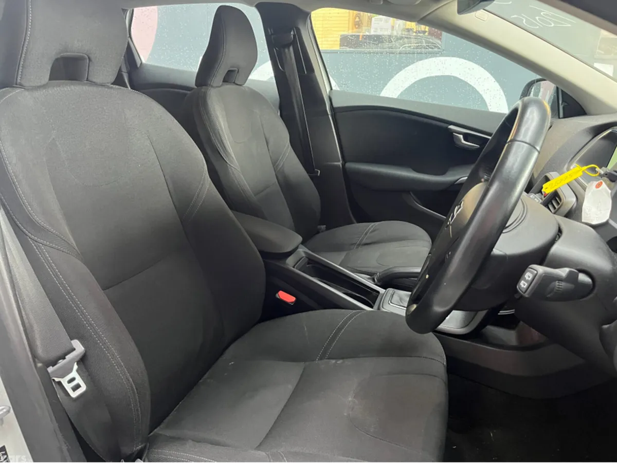 Volvo V40 Hatchback, Diesel, 2015, White