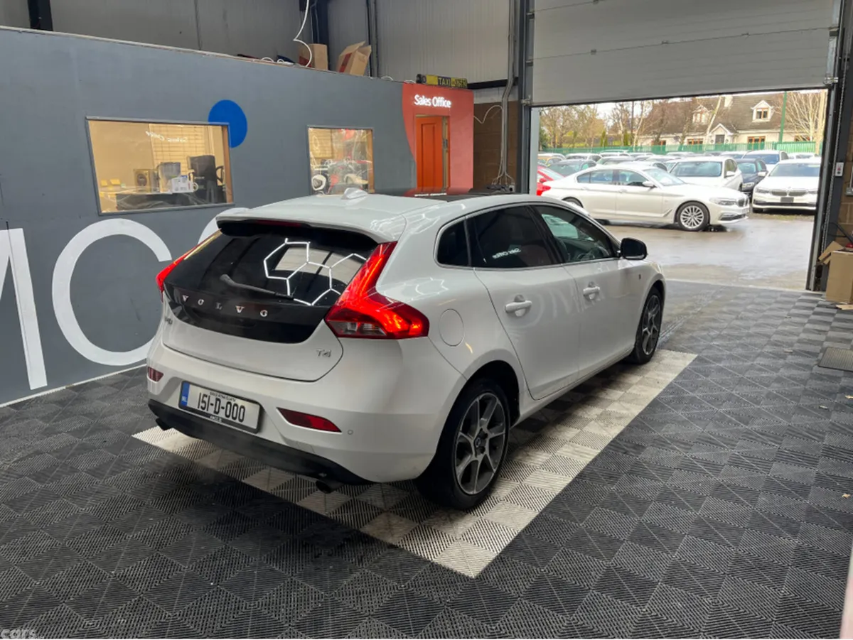 Volvo V40 Hatchback, Petrol, 2015, White