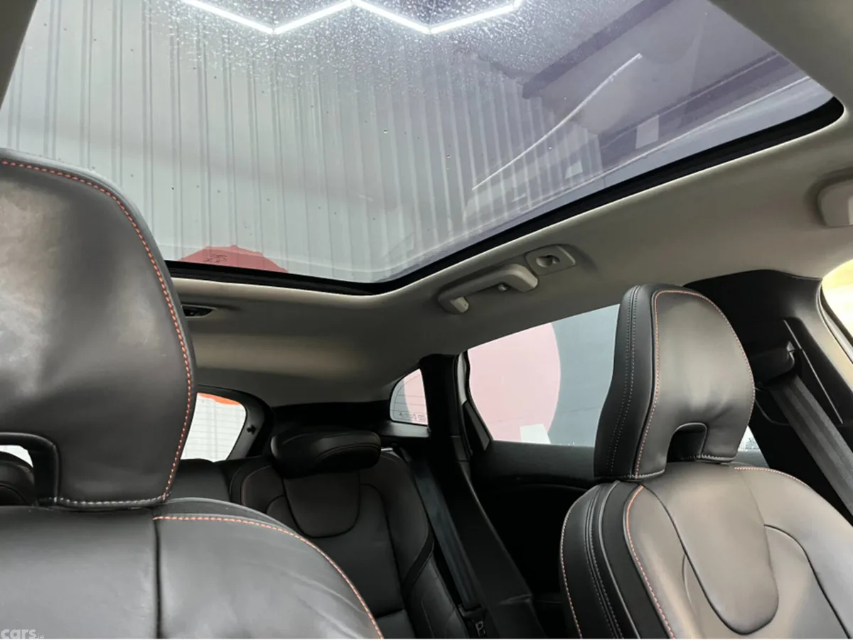Volvo V40 Hatchback, Petrol, 2015, White
