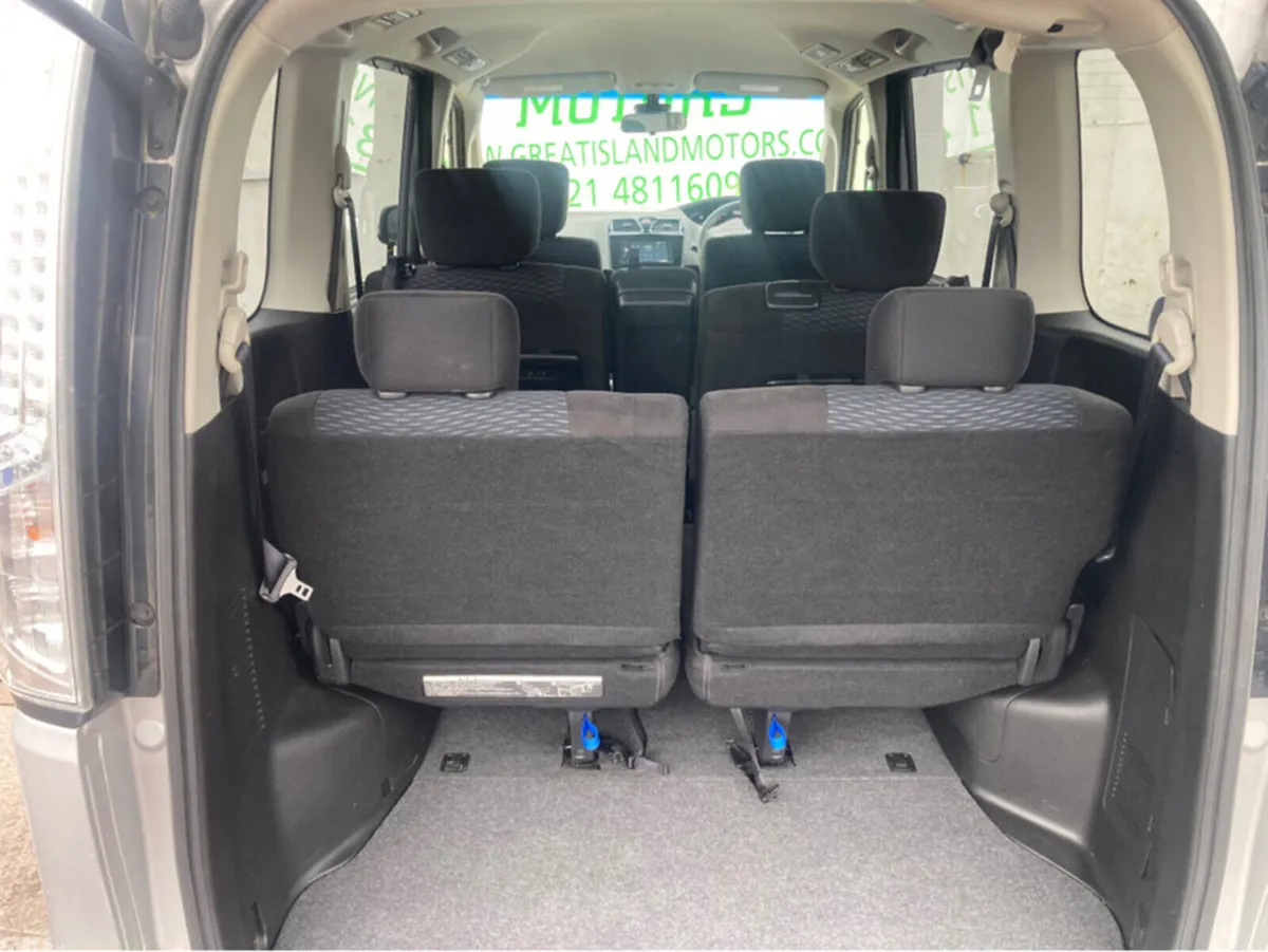 Nissan Serena MPV, Petrol Hybrid, 2016, Silver