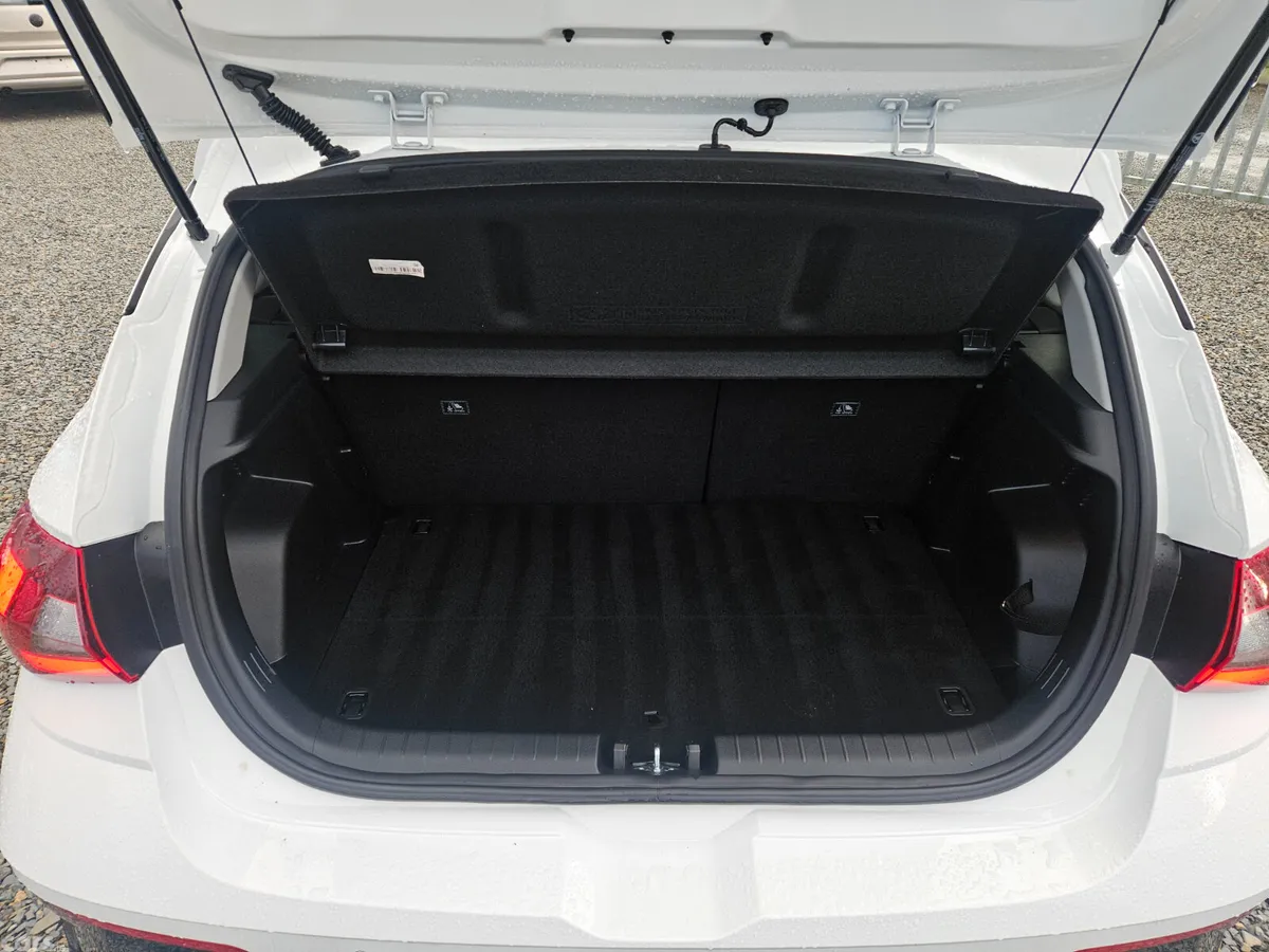 Hyundai i20 Hatchback, Petrol, 2024, White