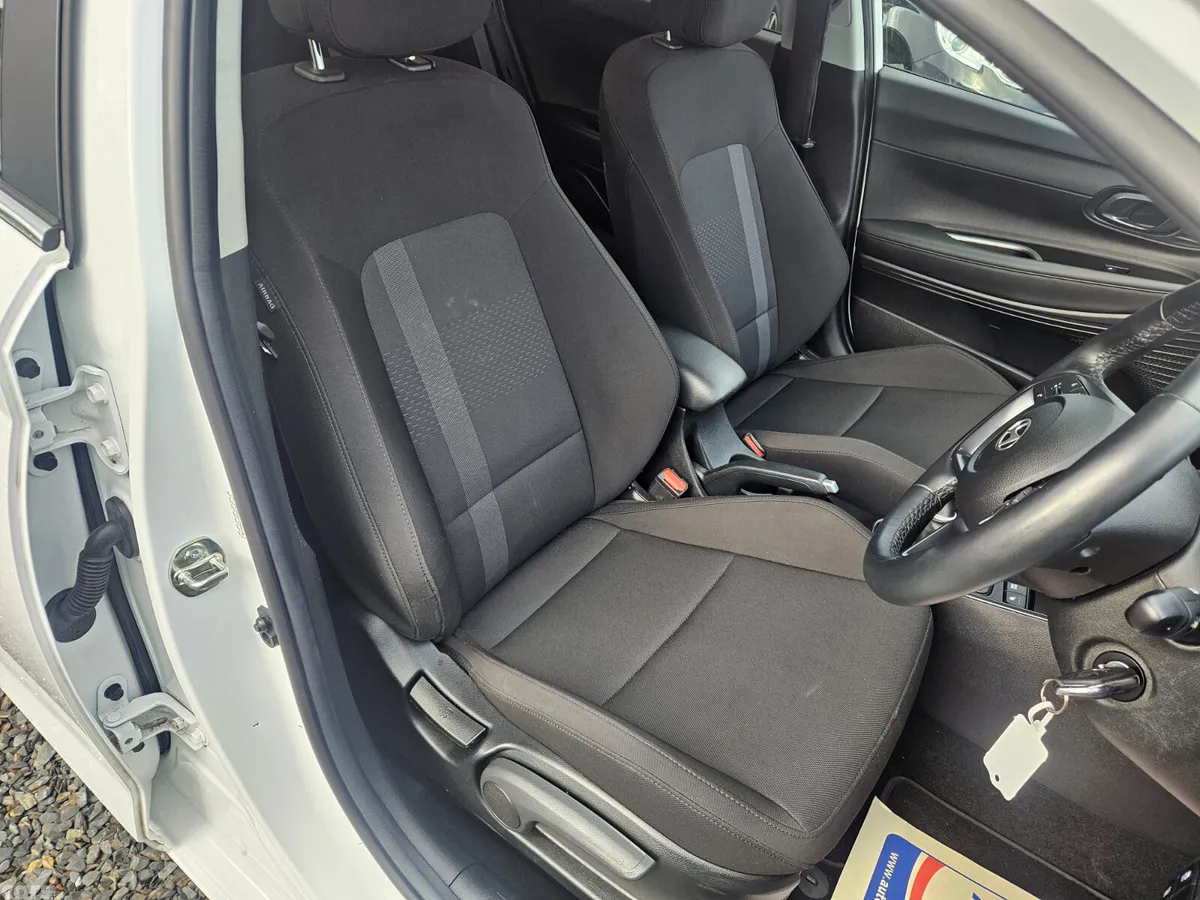 Hyundai i20 Hatchback, Petrol, 2024, White