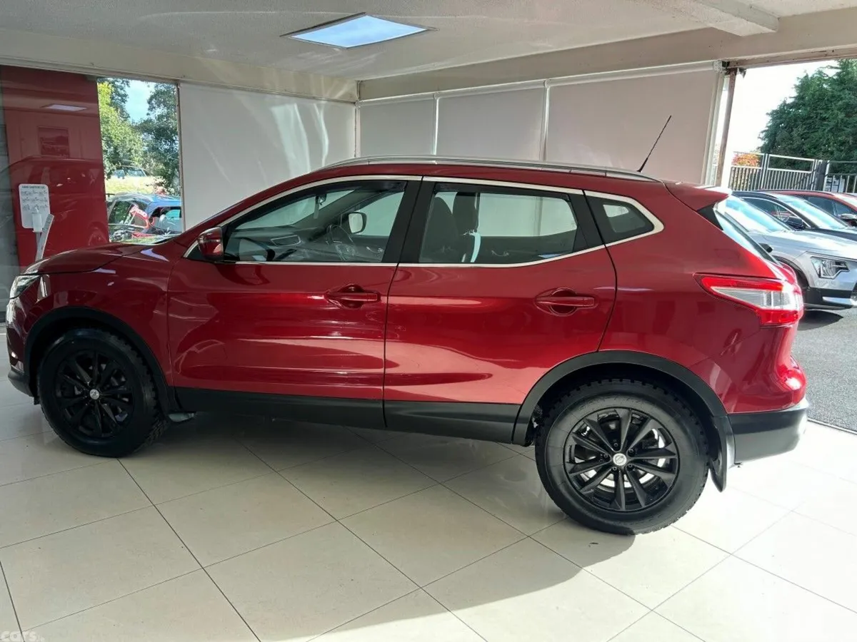 Nissan Qashqai SUV, Petrol, 2017, Red