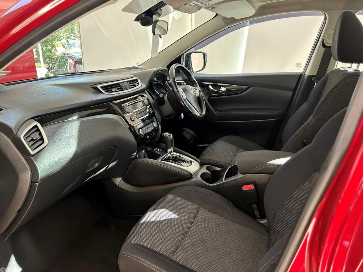Nissan Qashqai SUV, Petrol, 2017, Red