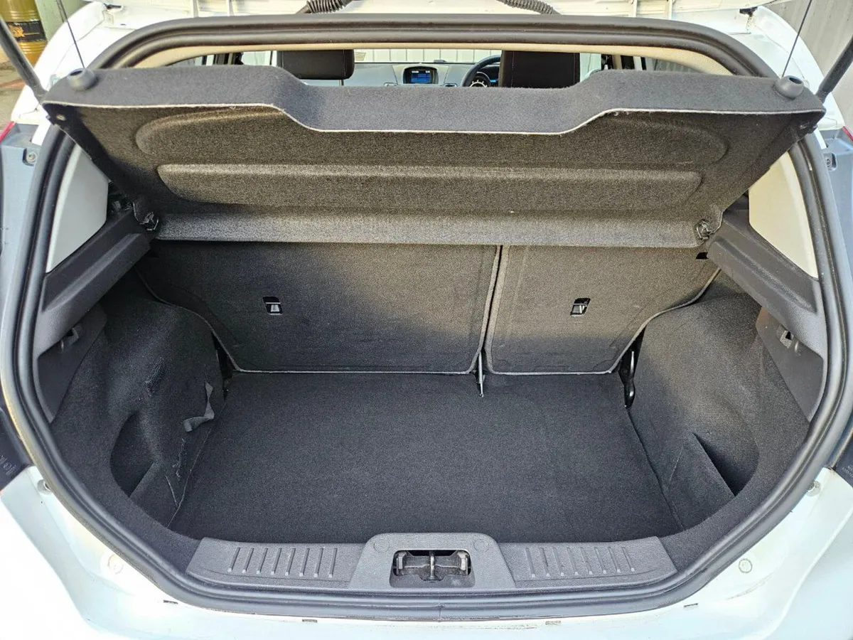 Ford Fiesta Hatchback, Petrol, 2015, White