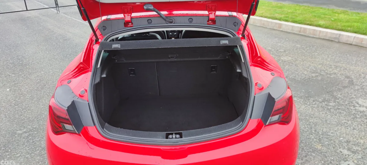 Vauxhall Astra Hatchback, Petrol, 2018, Red