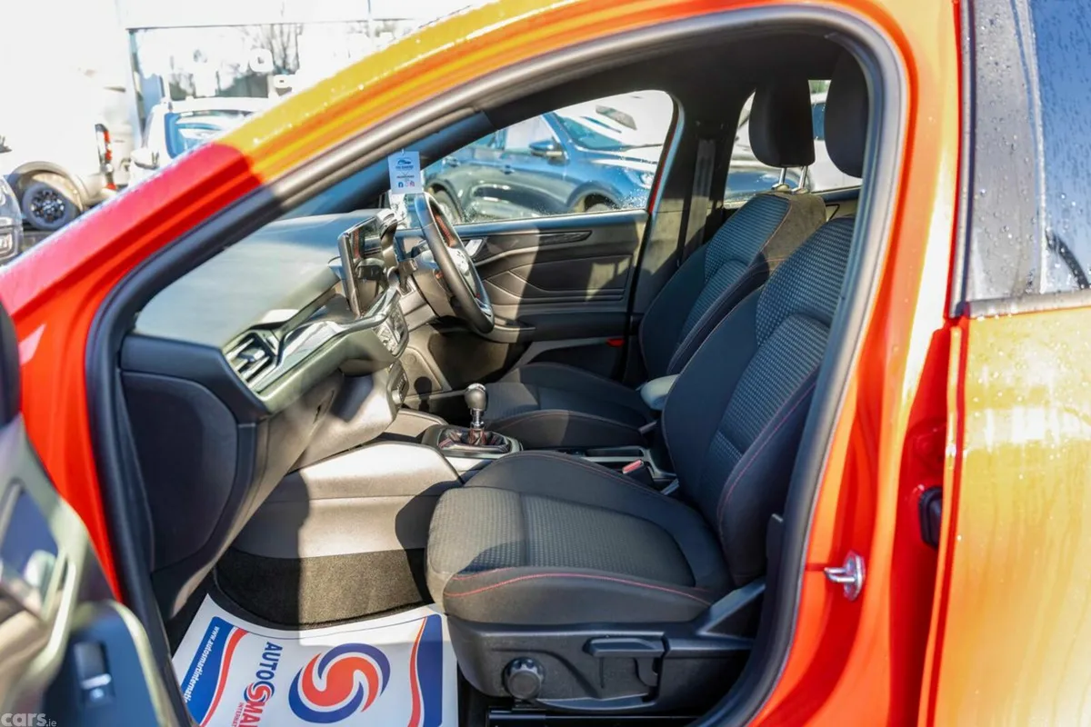 Ford Focus Hatchback, Petrol, 2023, Red