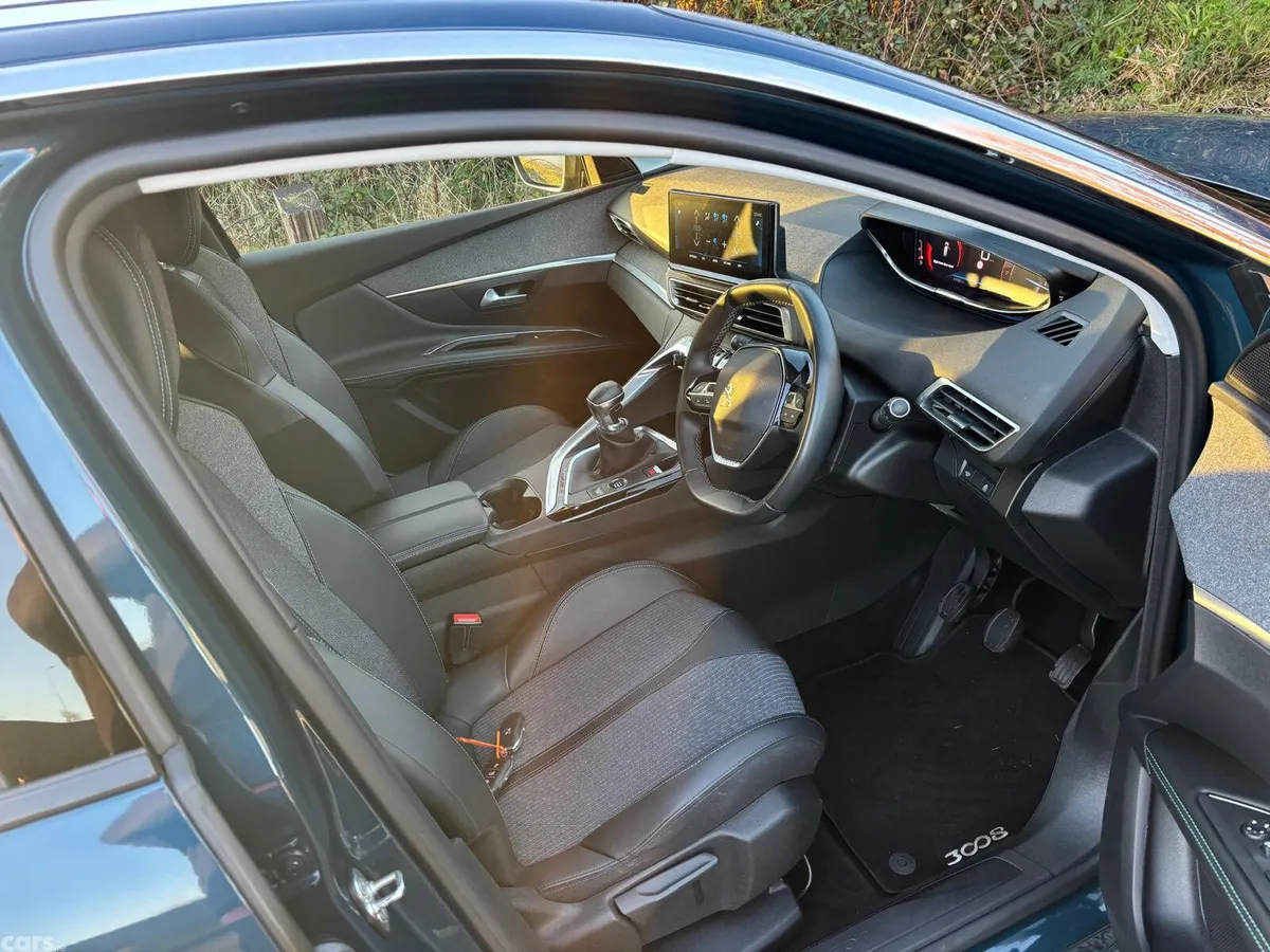Peugeot 3008 MPV, Petrol, 2022, Blue