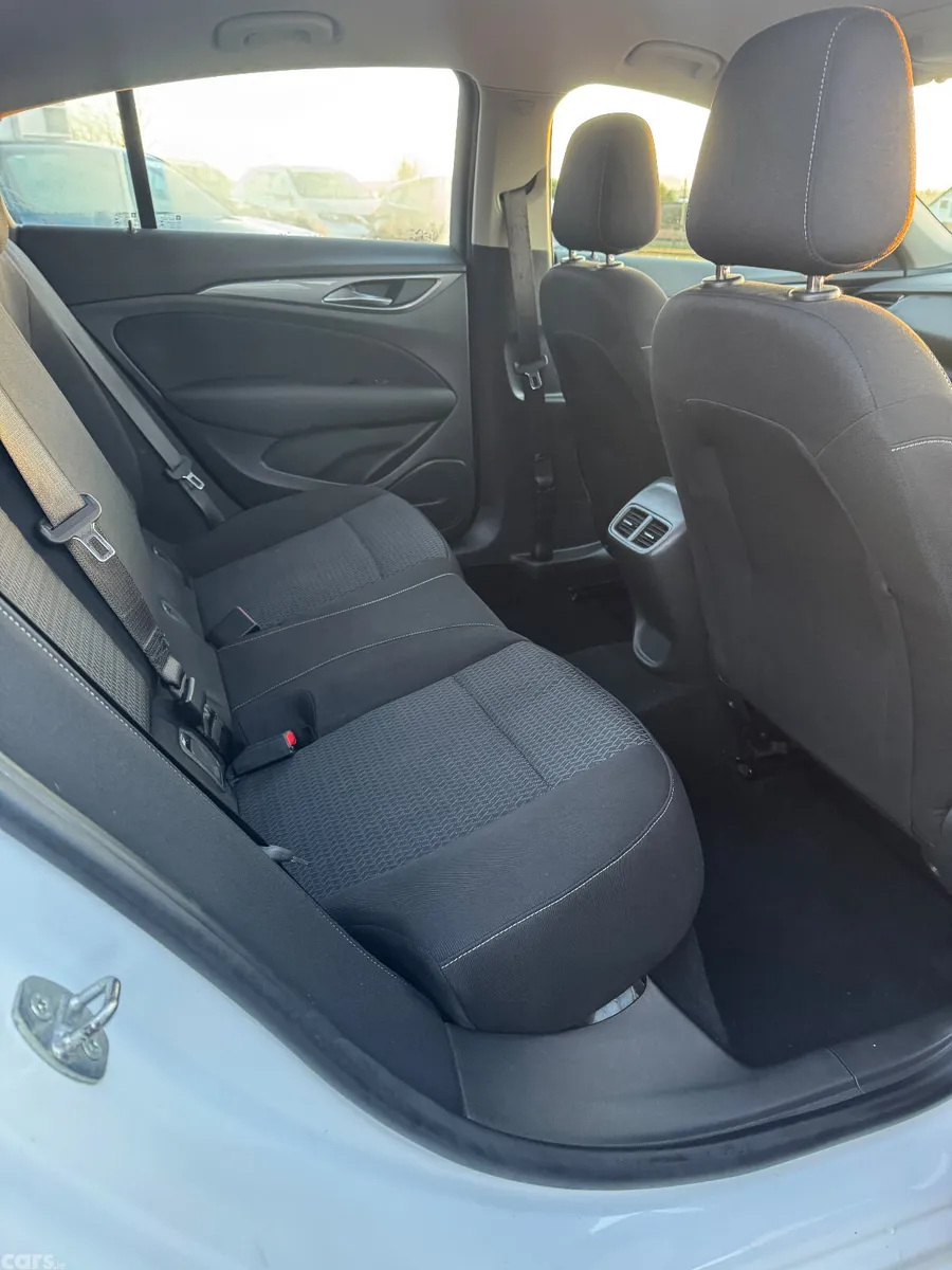 Opel Insignia Hatchback, Diesel, 2021, White