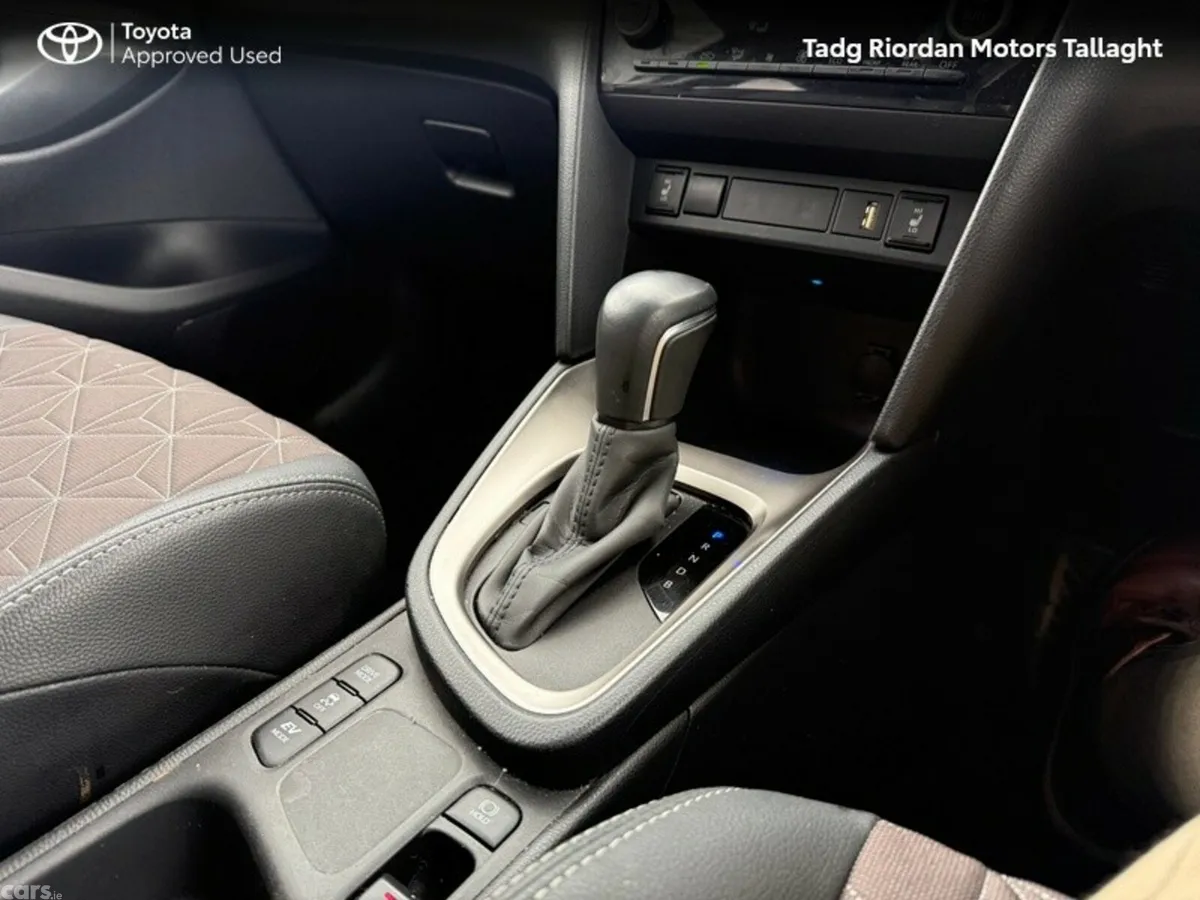 Toyota Yaris Cross Hatchback, Petrol Hybrid, 2024, Silver