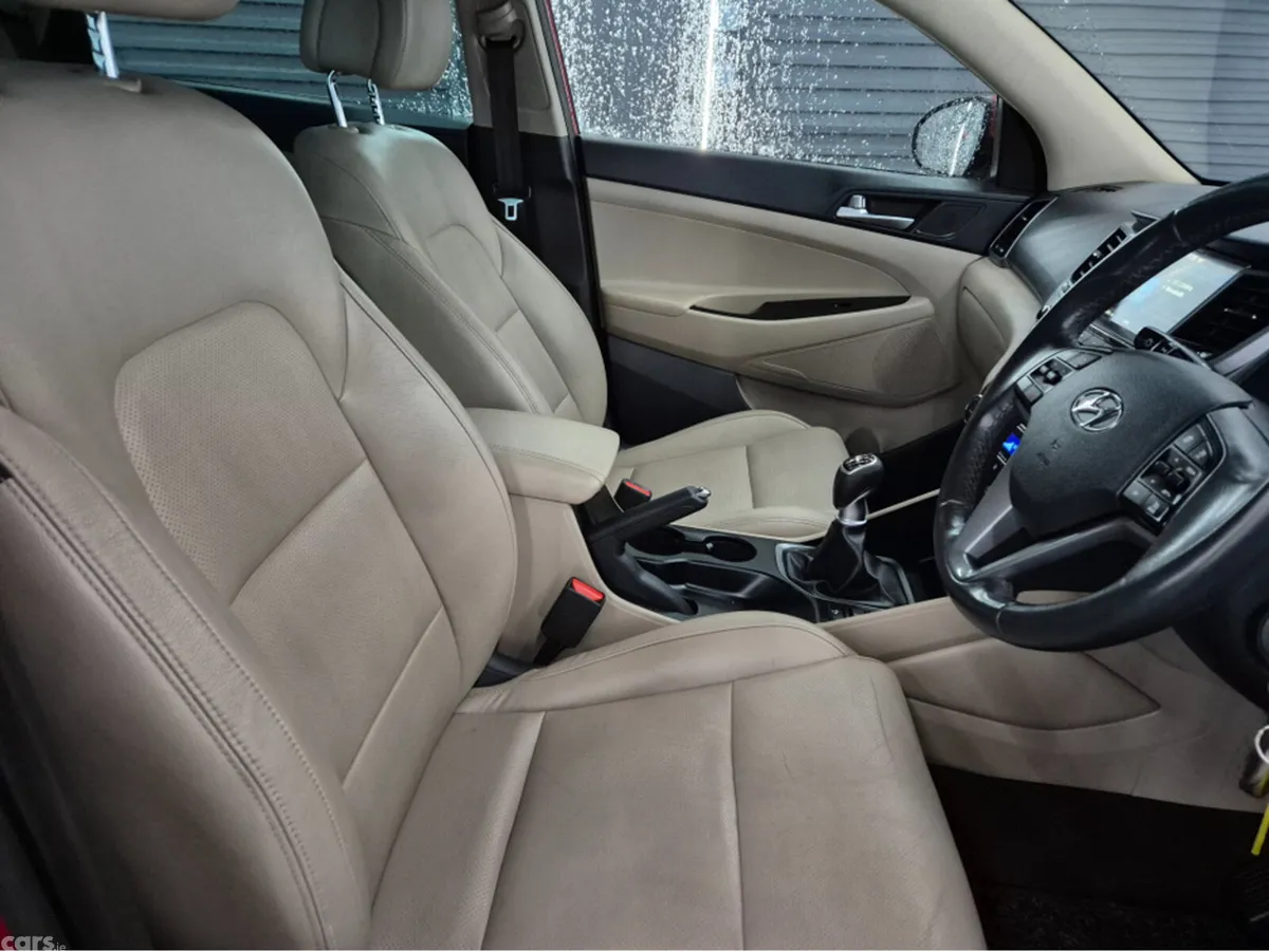 Hyundai Tucson MPV, Diesel, 2017, Red