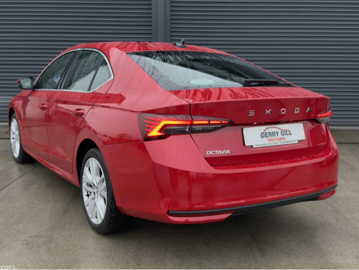 Skoda Octavia Hatchback, Diesel, 2025, Red