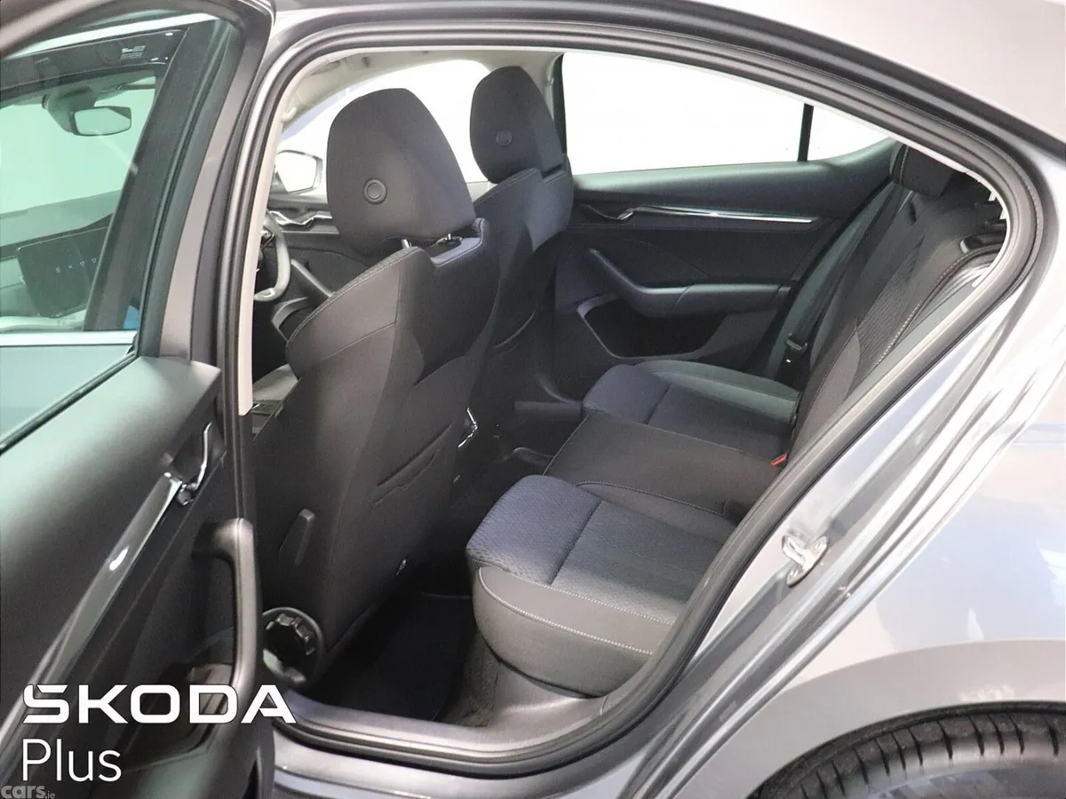 Skoda Octavia Saloon, Petrol, 2023, Grey
