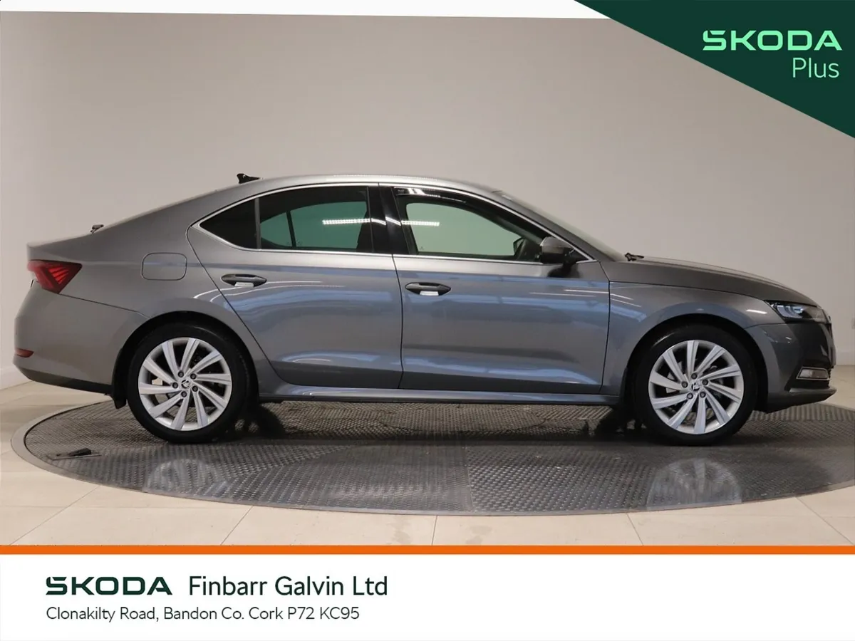 Skoda Octavia Saloon, Petrol, 2023, Grey