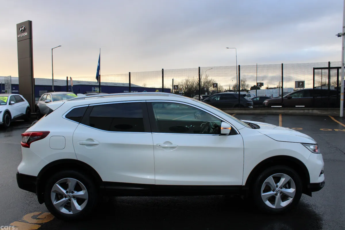 Nissan Qashqai MPV, Petrol, 2019, White
