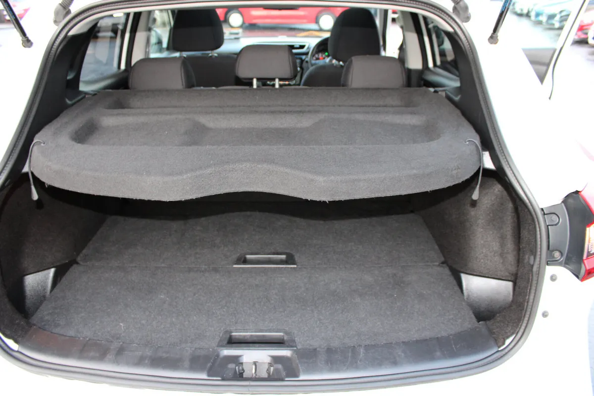 Nissan Qashqai MPV, Petrol, 2019, White