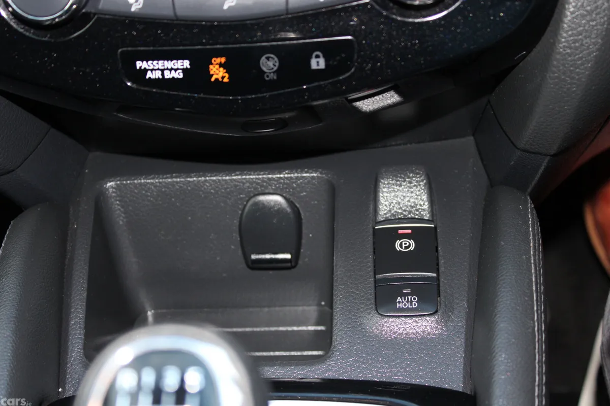 Nissan Qashqai MPV, Petrol, 2019, White