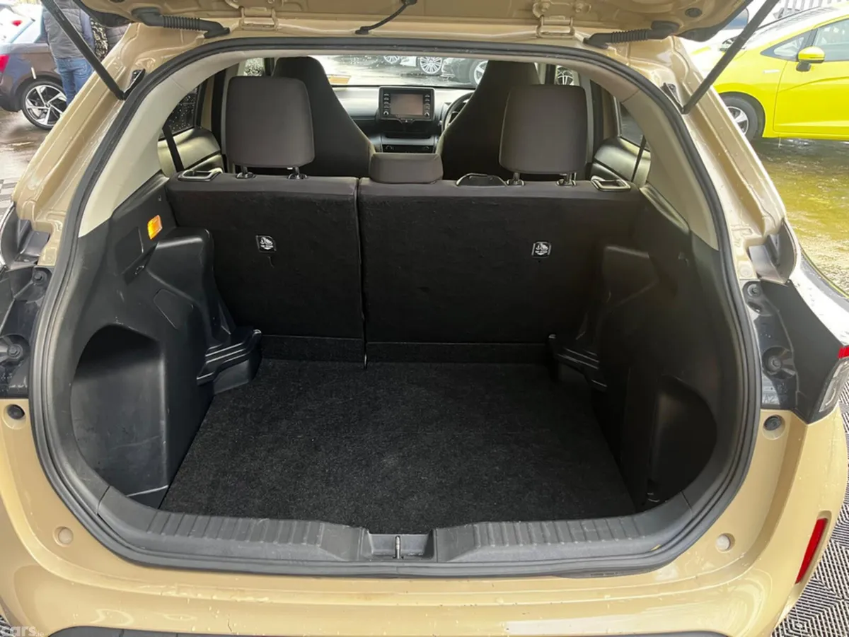 Toyota Yaris Cross Hatchback, Petrol Hybrid, 2021, Yellow