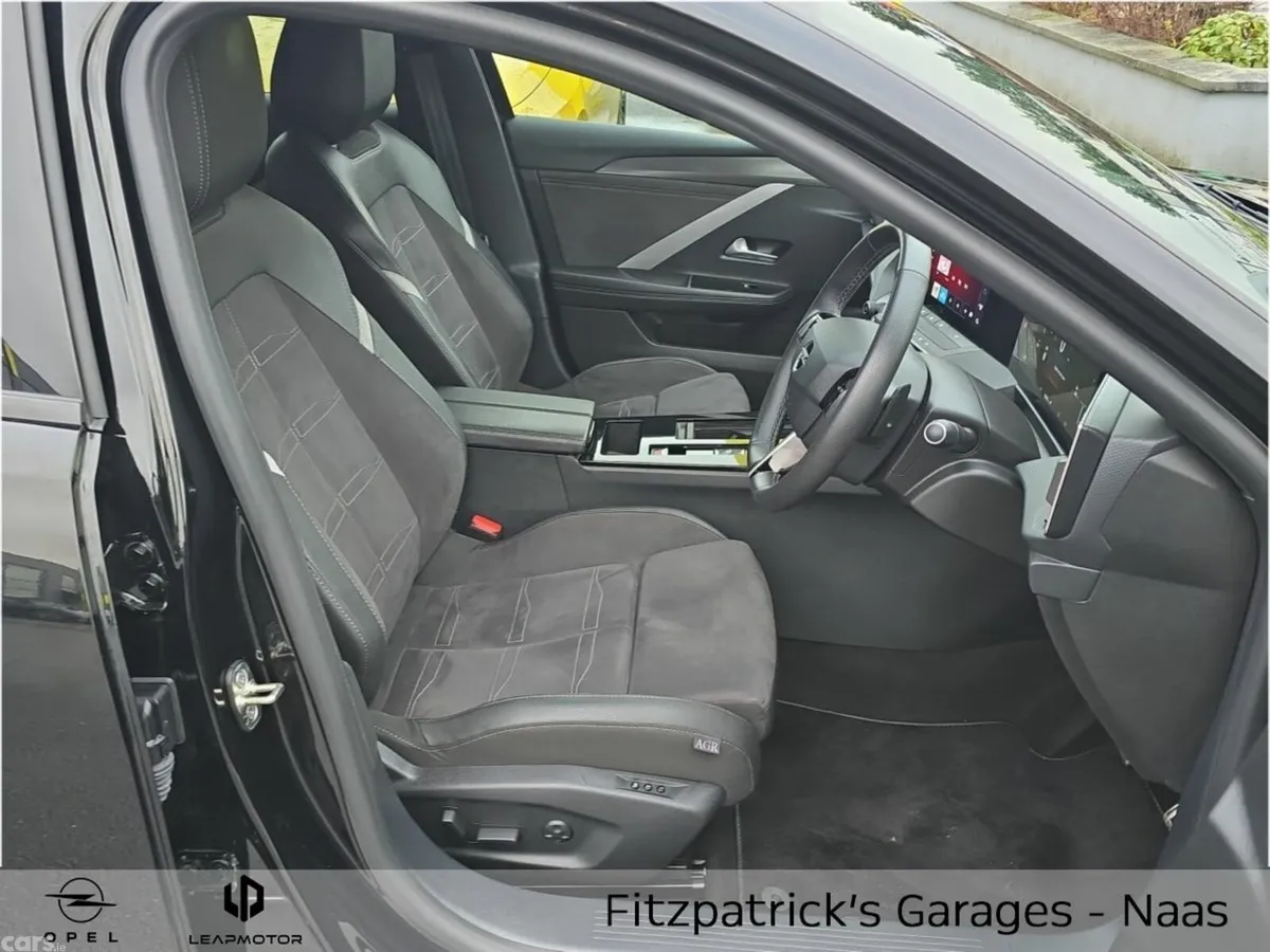 Opel Astra Hatchback, Petrol, 2025, Black