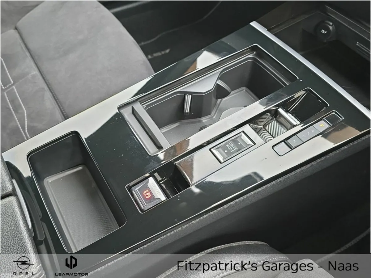 Opel Astra Hatchback, Petrol, 2025, Black