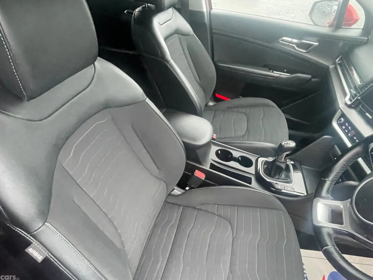 Kia Sportage MPV, Diesel Hybrid, 2023, Red