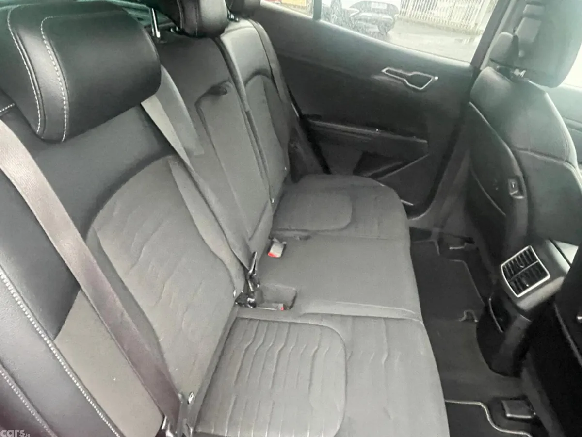Kia Sportage MPV, Diesel Hybrid, 2023, Red